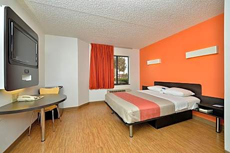 Queen Room - Disability Access - Smoking