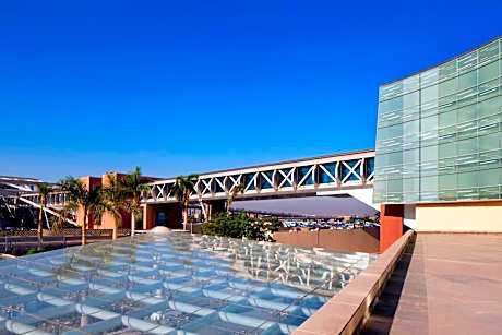 One-Bedroom Panoramic Suite - Club Lounge Access