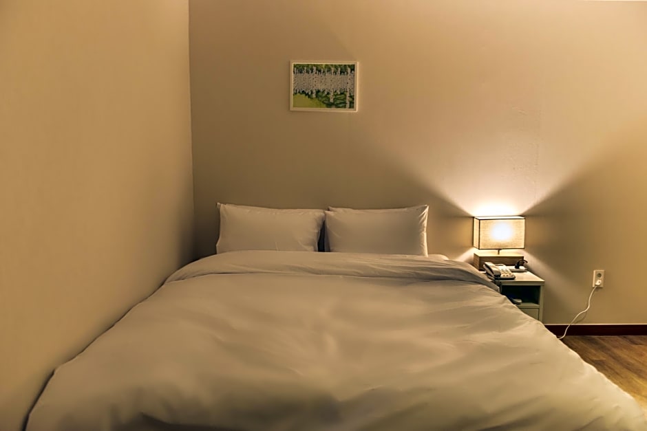 Check Inn Hotel