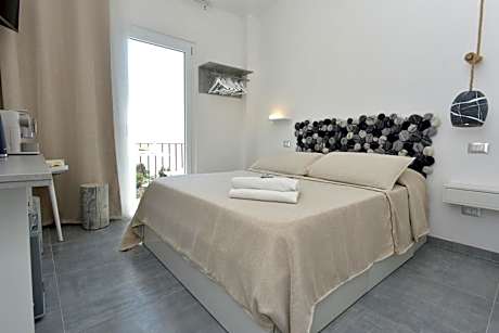 Deluxe Double Room with Balcony and Sea View