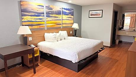 1 King Bed, Mobility Accessible Suite, Kitchen, Smoking