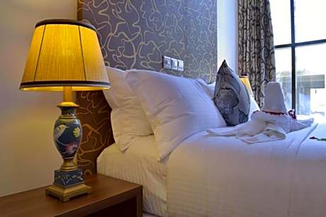 Deluxe Double or Twin Room with Breakfast & Return Transfer