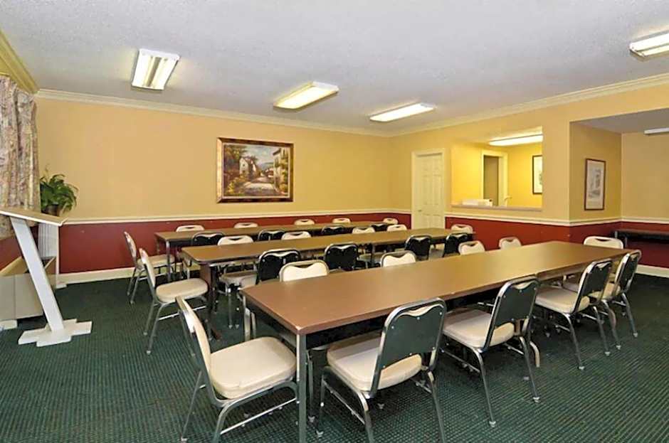 Motel 6 Sandersville, GA