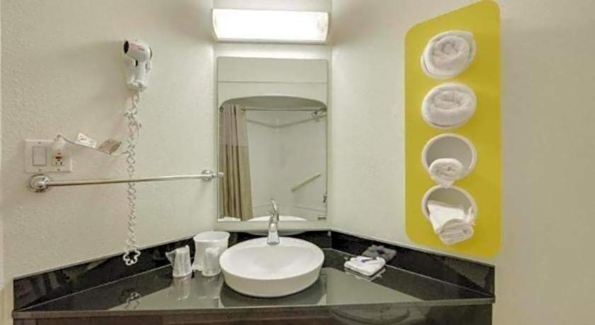 Motel 6-Brampton, ON - Toronto