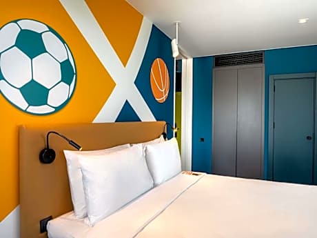 One-Bedroom Suite with One Double Bed and Sea View