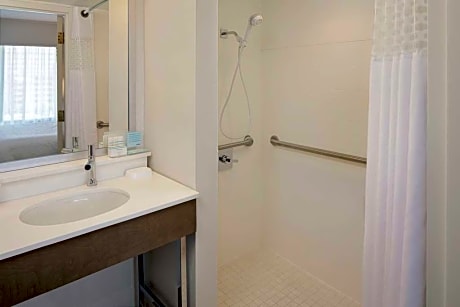  1 KING MOBILITY ACCESS WITH TUB NONSMOKING - HDTV/FREE WI-FI/WORK AREA - HOT BREAKFAST INCLUDED -