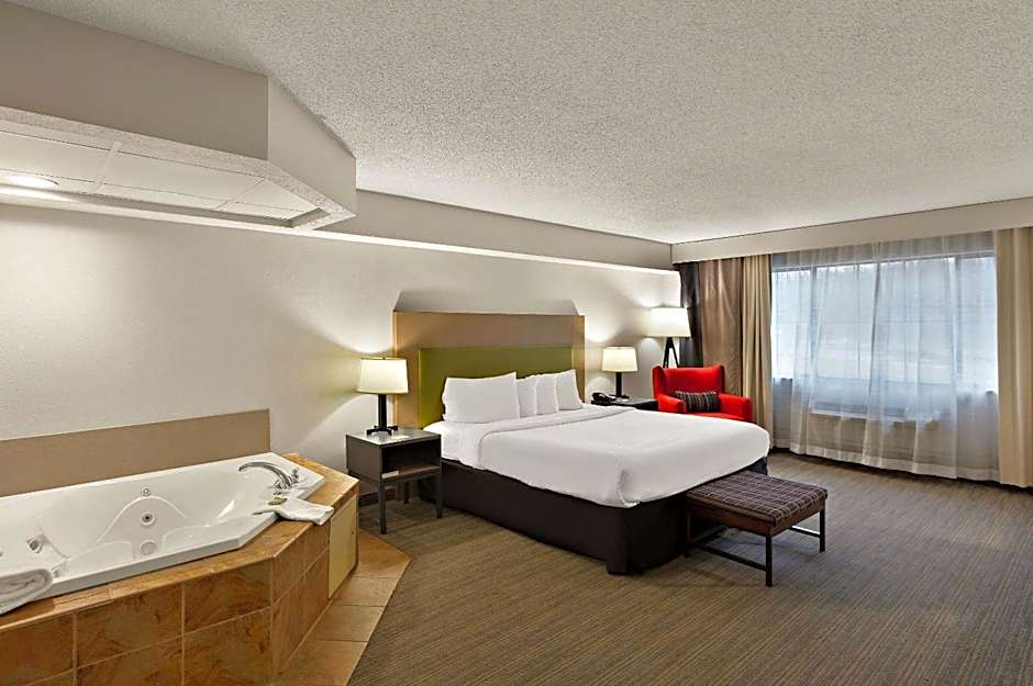 Photo 1 of 4 of 1 King Bed, Whirlpool