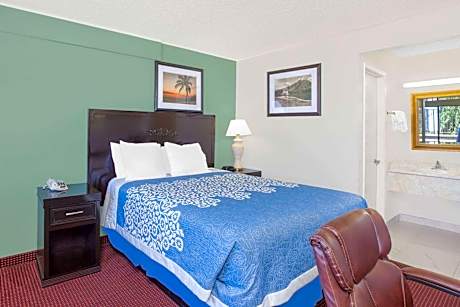 Deluxe Queen Room - Non-Smoking