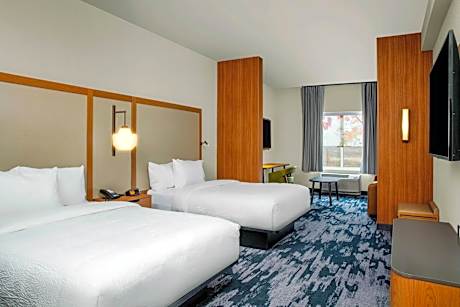 Queen Suite with Two Queen Beds, Sitting Area, Bathtub and Sofa Bed - Mobility Access