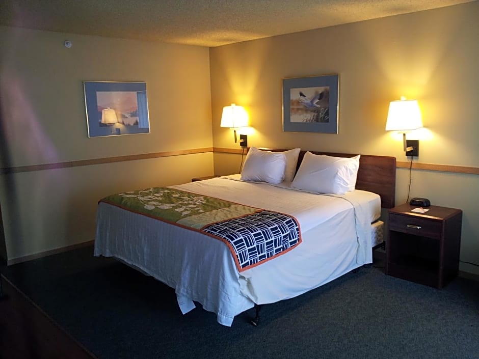 Howard Johnson Inn & Suites Tacoma Near McChord AFB – Tacoma, WA