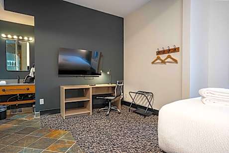 Queen Suite (No Pets)