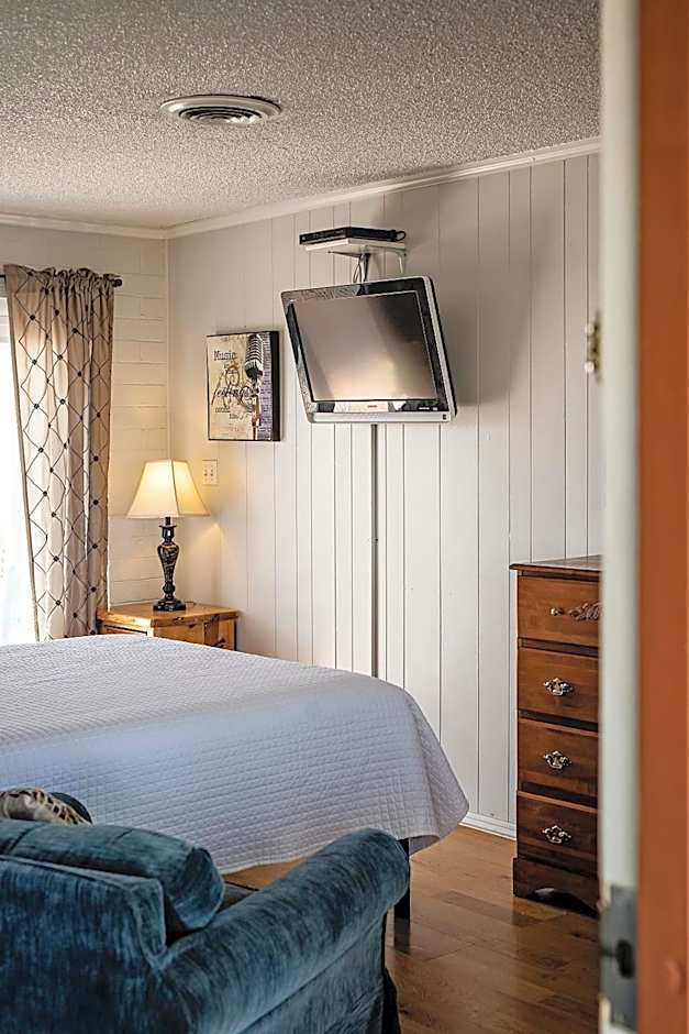 Hilltop Tavern & Inn