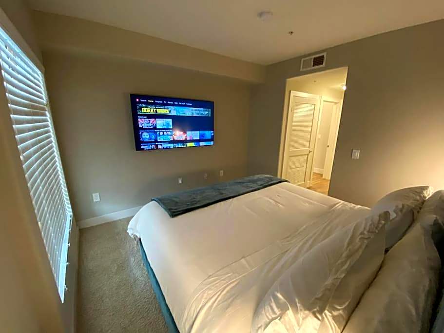 Lux One Bedroom Condo with Garden View