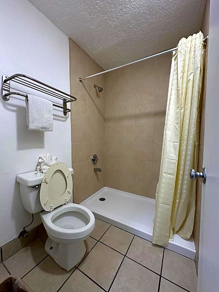 Desert Sands Inn & Suites