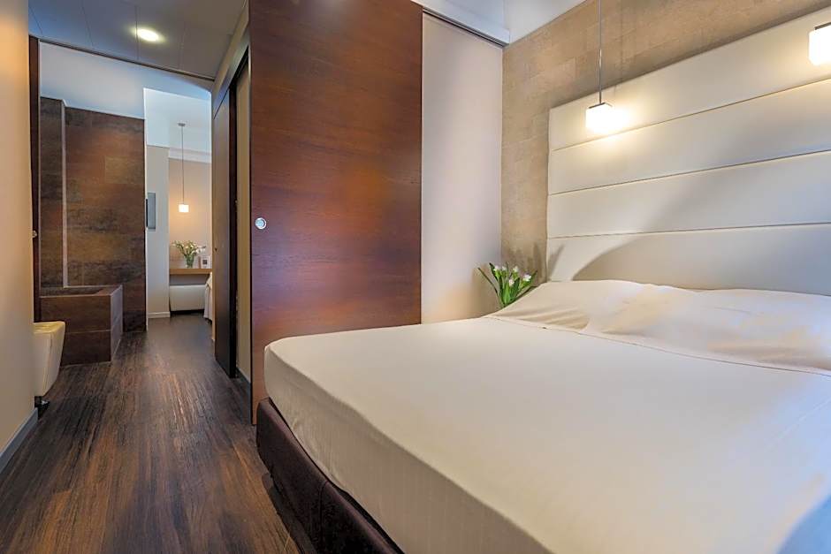 Photo 1 of 9 of Deluxe 2 Queen Beds