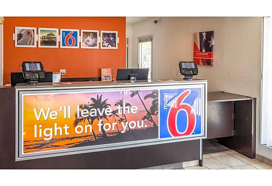 Motel 6-Bakersfield, CA - Convention Center