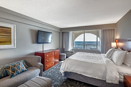 oceanfront, 1 bedroom executive suite, 1 king, sofa beds: 2, balcony