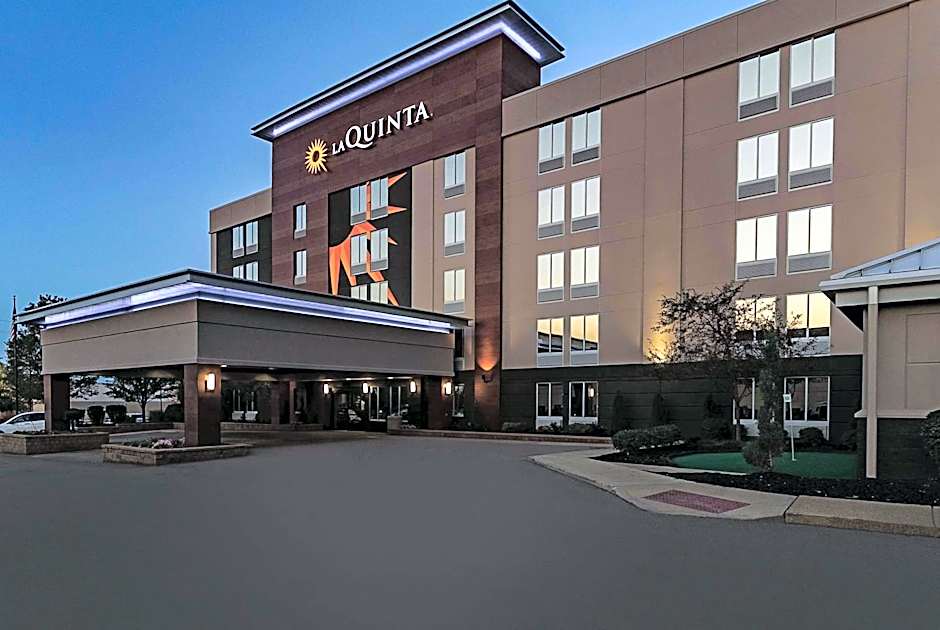 La Quinta Inn & Suites by Wyndham Cleveland Airport West