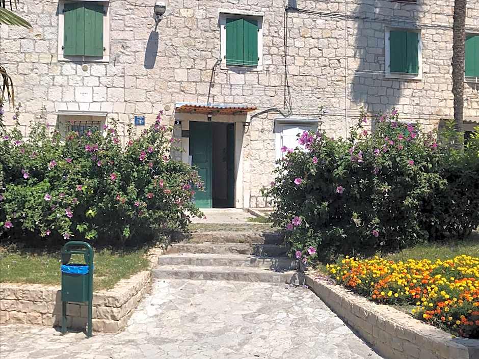 Nirvana Rooms & Apartments