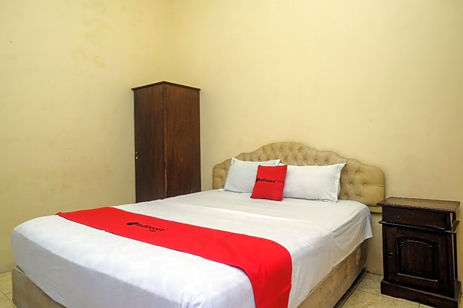 RedDoorz Plus @ Laweyan