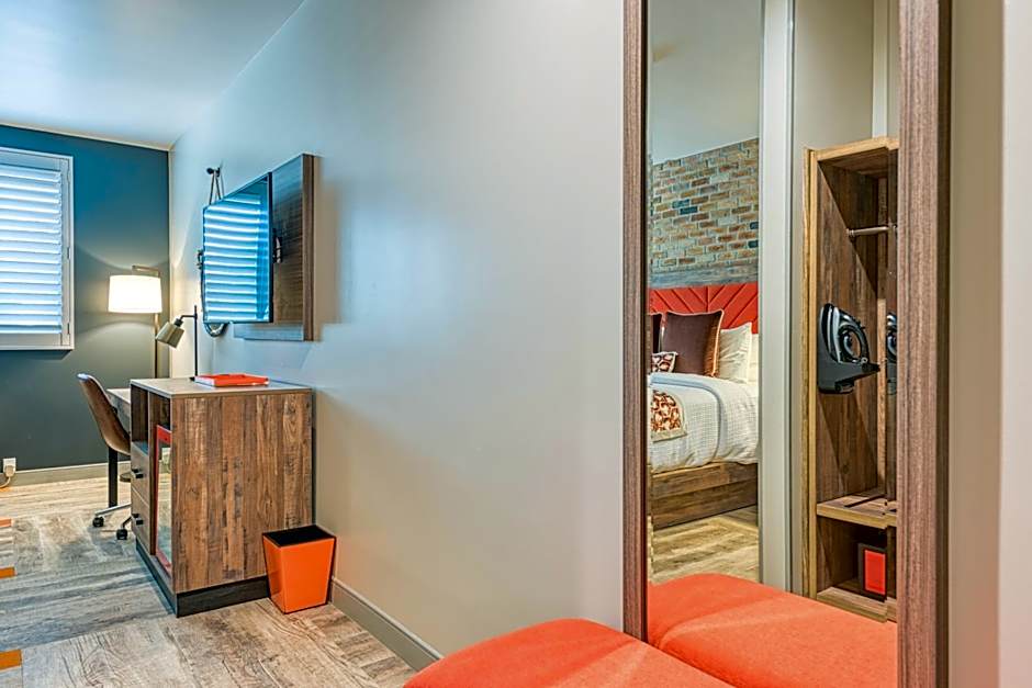 Hotel Lexen Newhall & Santa Clarita - Near Six Flags Magic Mountain