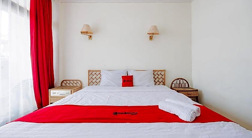 RedDoorz Plus near Tugu Mercusuar Anyer