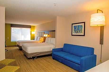 Standard Queen Room with Two Queen Beds and Mobility Accessible Tub