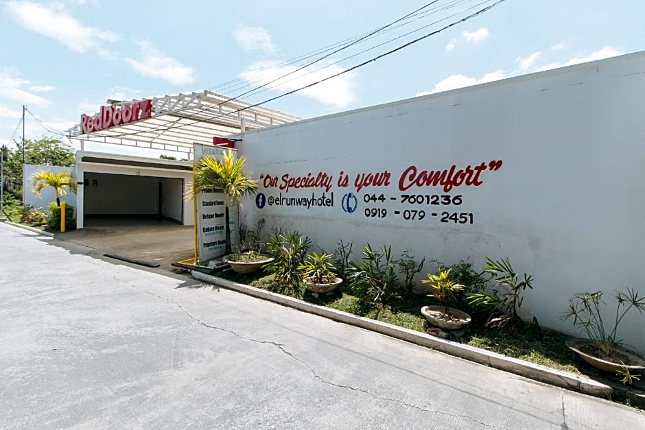 RedDoorz @ EL Runway Hotel Bulacan