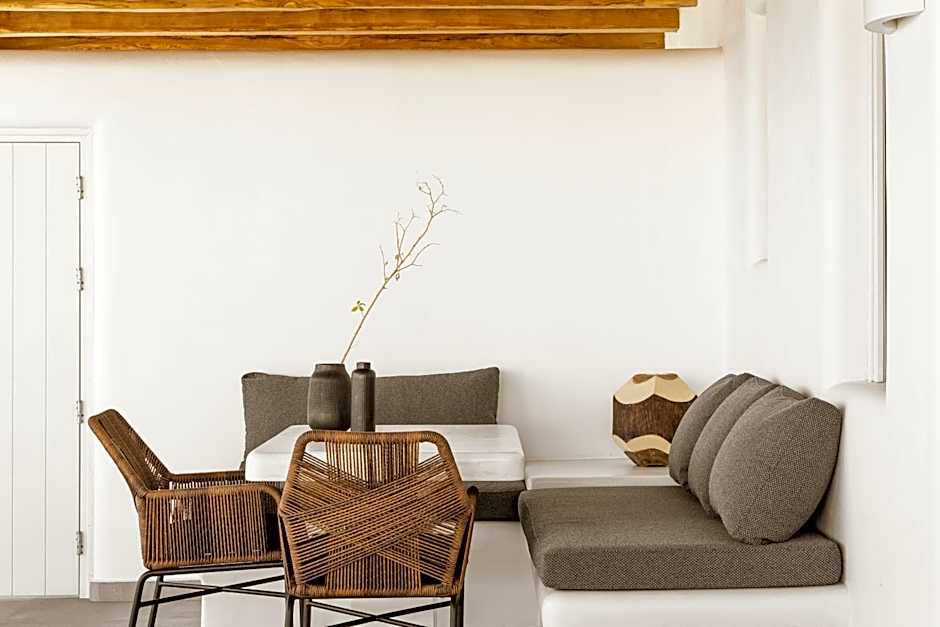 NĒRO Suites by NOMÉE Hospitality Group