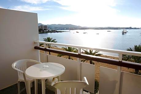 Double or Twin Room with Sea View