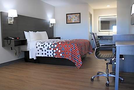 Econo Lodge Inn & Suites Southeast