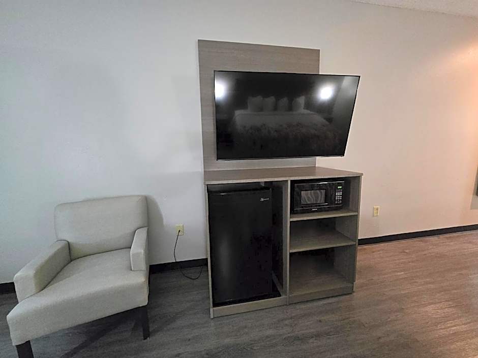 Red Roof Inn & Suites Hinesville