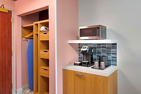 King Room with Roll-In Shower - Mobility Access