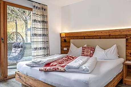 Two-Bedroom Deluxe Apartment with Balcony