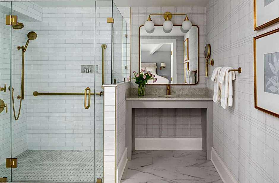 The Oaks Waterfront Hotel