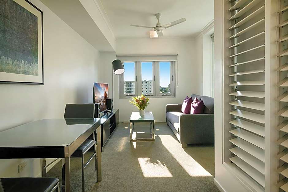 H on Mitchell Apartment Hotel