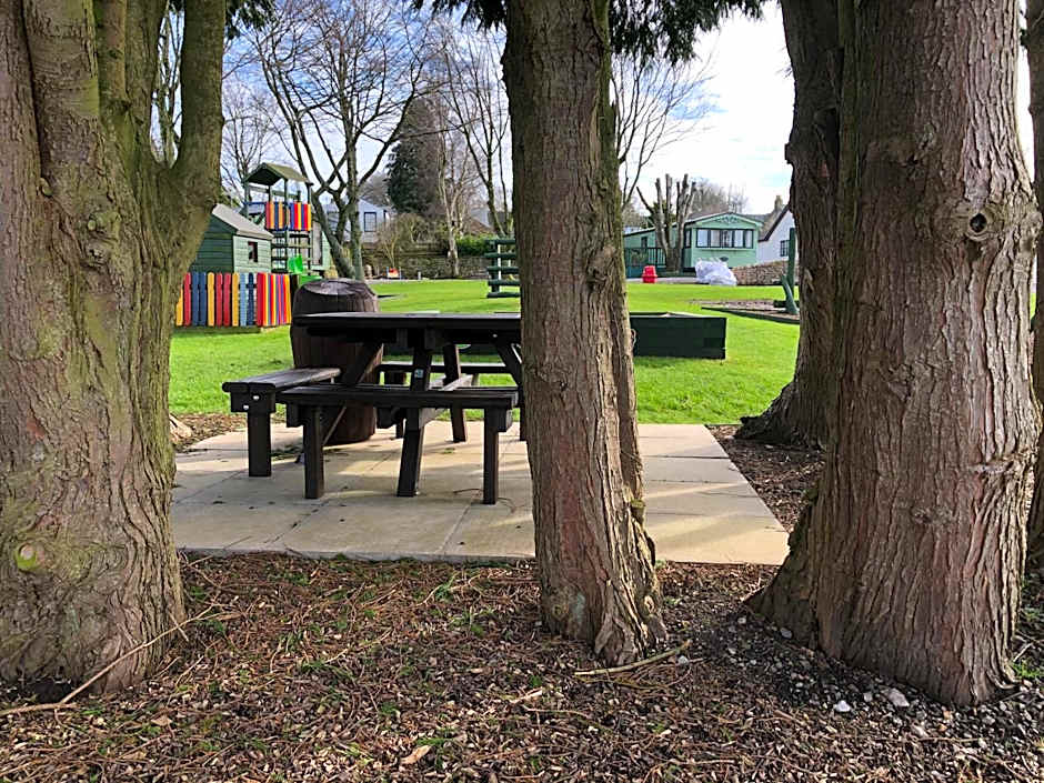 Delightful 2-bed static set in a peaceful village