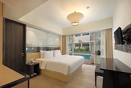 Pool Access Grand Deluxe Double Room with Bathtub and Pool View