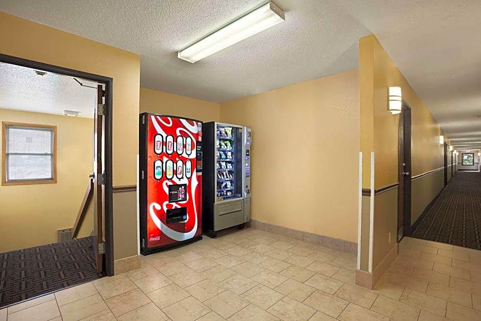 Super 8 by Wyndham Mattoon