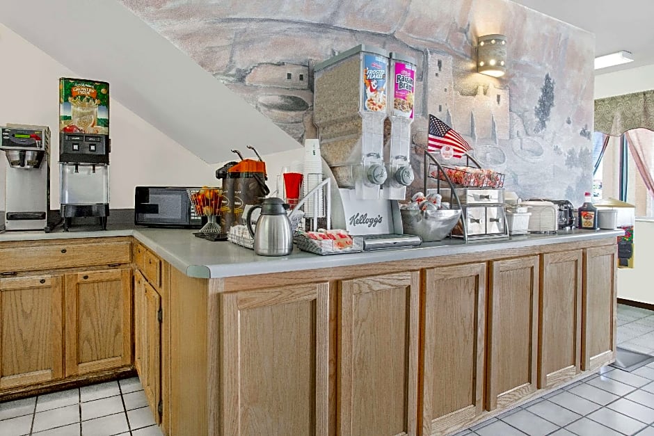 Super 8 by Wyndham Bloomfield