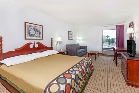 1 King Bed Non-Smoking