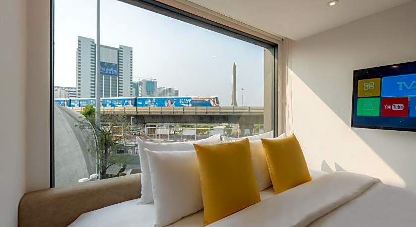 YELLO ROOMS Victory Monument