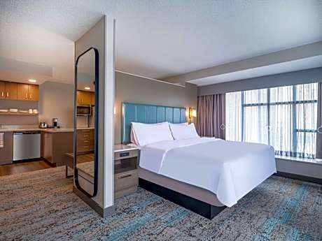 King Studio Suite with River View - Non-Smoking