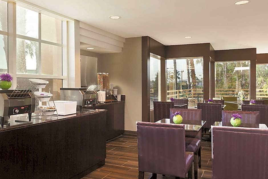 La Quinta Inn & Suites by Wyndham Anaheim Disneyland