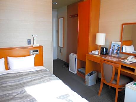 Semi-double Room (140cm Bed)