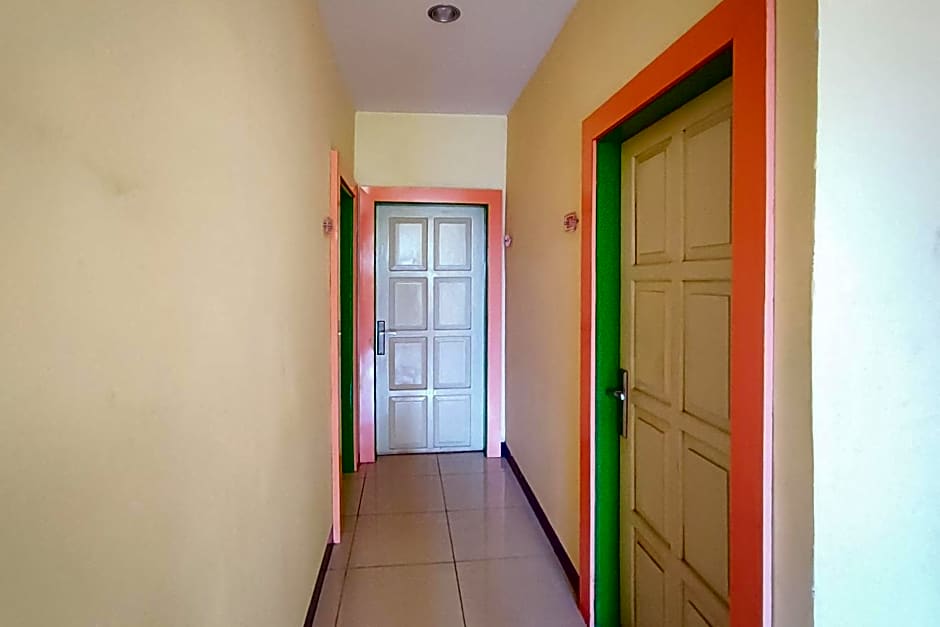 RedDoorz at Hotel Mayang Sari 1