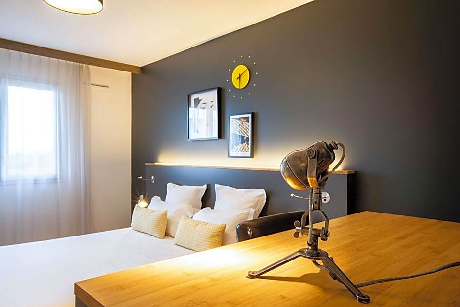 Best Western Plus Suitcase Paris La Defense