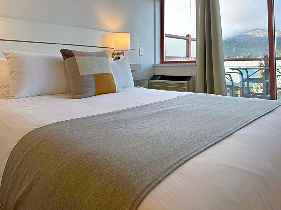 Alpenglow Lodge Rainbow Look Out Studio by MVA