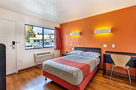 1 Queen Bed | ADA/Tub