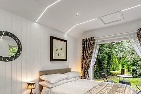 Apartment with Shower